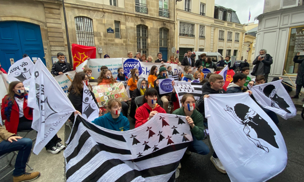 Des lycéen·ne·s breton·ne·s à Paris pour une audition par des députés et réclamer des moyens pour la langue bretonne